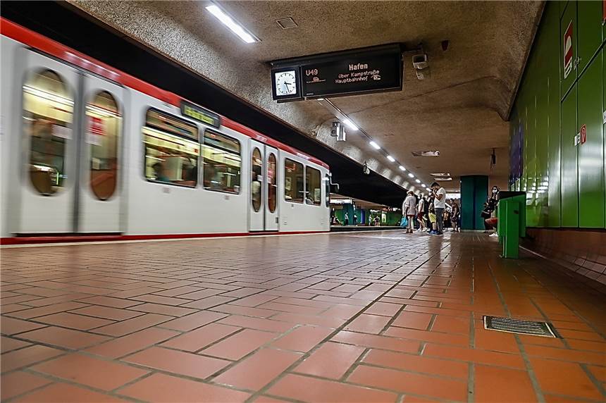 Maskenverweigerer würgt Mitarbeiter der Dortmunder Stadtwerke In der Stadtbahn-Haltestelle Stadtgarten hat ein Maskenverweigerer Mitarbeiter des Sicherheitsdienstes angegriffen.