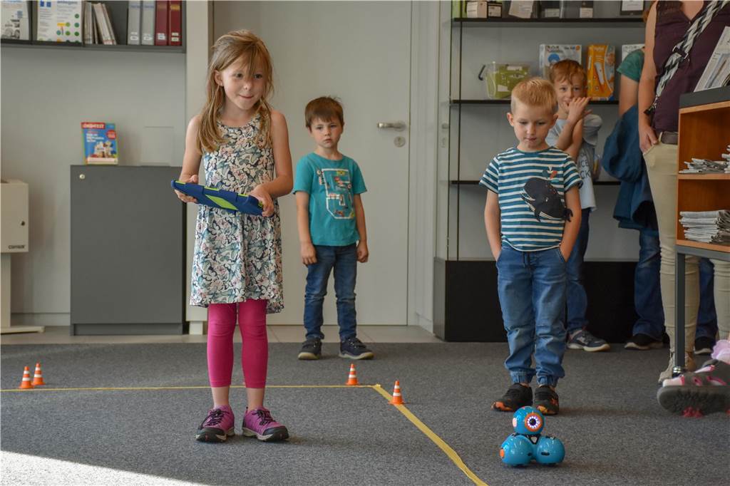 Kinder mit Dash-Roboter