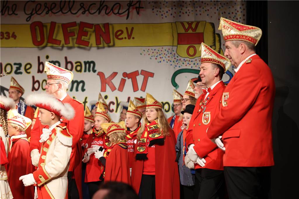 In der Stadthalle wurde der Beginn der neuen Session bunt und laut gefeiert.