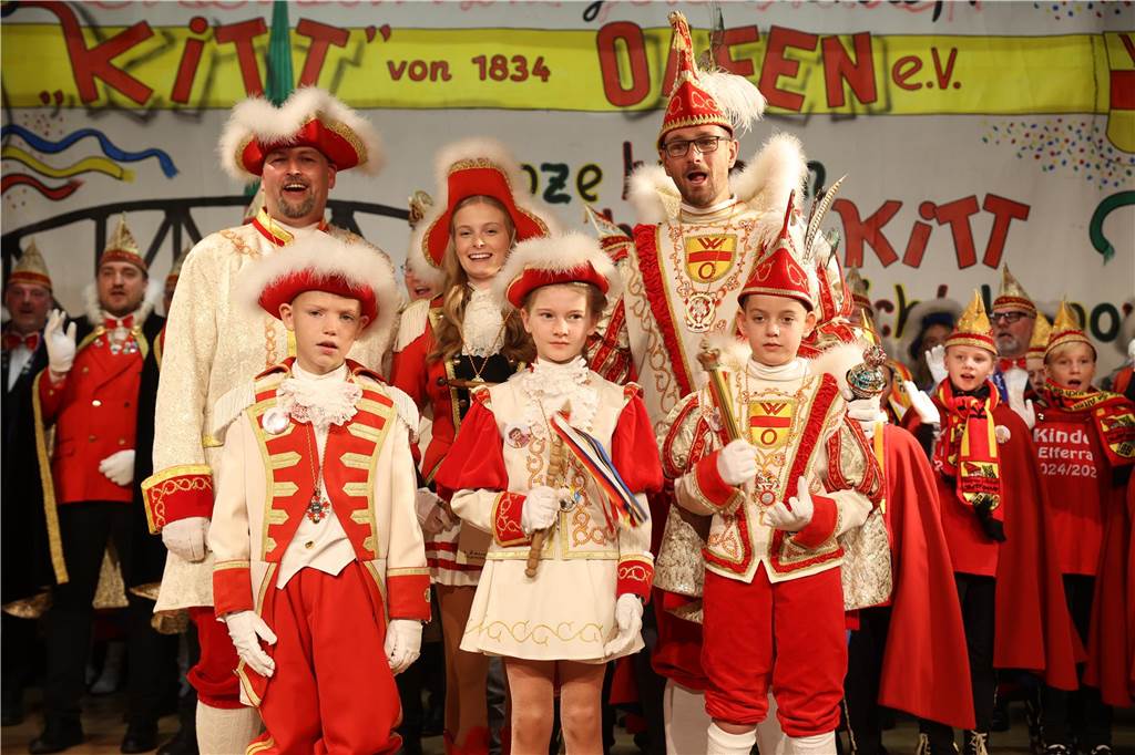 In der Stadthalle wurde der Beginn der neuen Session bunt und laut gefeiert.
