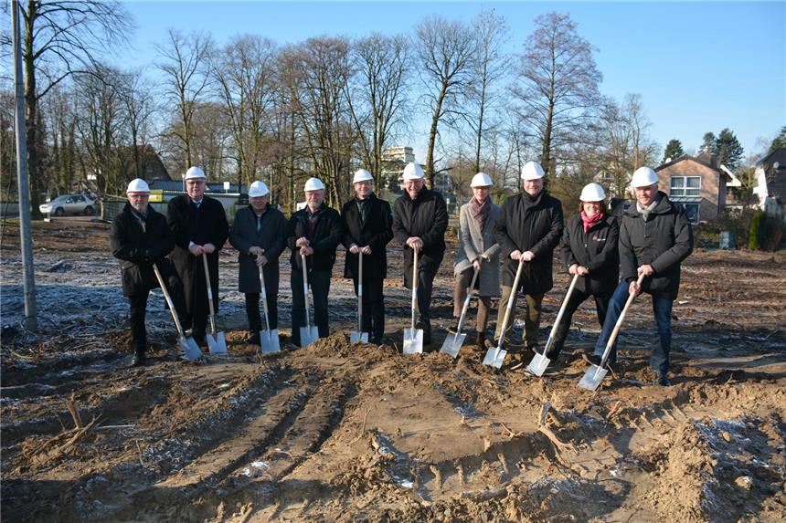 Umgestaltung der Stadtmühlenbucht kann beginnen In der Stadtmühlenbucht wurde am Freitag der erste Spatenstich für die Neugestaltung der Fläche zwischen den beiden Mühlbacharmen gesetzt.