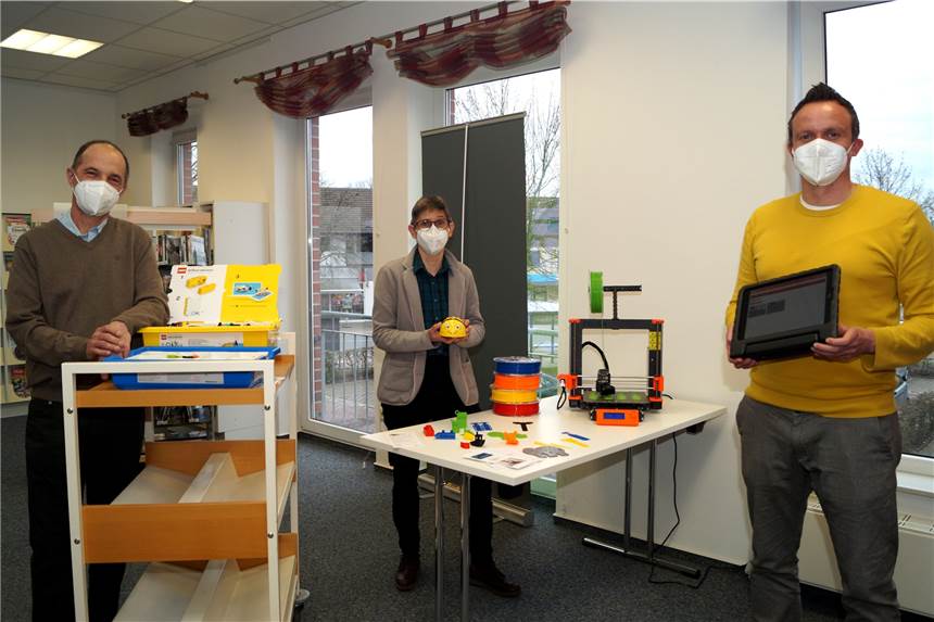3D-Drucker und Co: Bibliothek in Selm eröffnet Makerspaces In der städtischen BIB können nun auch ein 3D-Drucker sowie kleine Roboter dank der Unterstützung des Fördervereins genutzt werden. Der Vorsitzende des Fördervereins, Siegfried Glaß (l.), BIB-Leiterin Margit Breiderhoff sowie der neue Leiter von FoKuS, Benedikt Sträter, präsentieren einige neue Exponate.