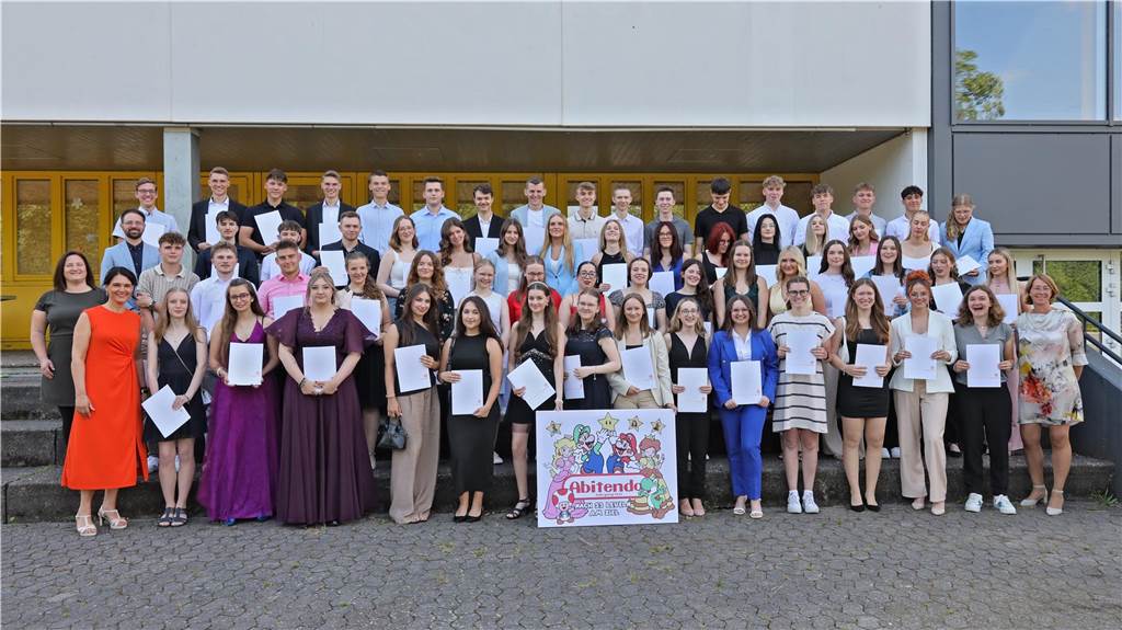 In der Städtischen Gesamtschule Fröndenberg feierten diese Jugendlichen am 28. Juni ihre bestandene Reifeprüfung.