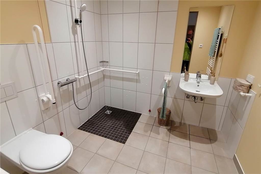 Seniorenresidenz im Hansemann-Carrée: Baustellenparty vor der Eröffnung Barrierefreies Bad im Musterzimmer der Belia Seniorenresidenz Dortmund.