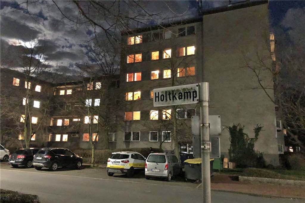Corona-Ausbruch in Werne: Kreis Unna stellt Haus mit 40 Personen unter Quarantäne In der Straße Holtkamp kam es in einem Wohnhaus zu einem Corona-Ausbruch. Der Kreis Unna hat das Haus unter Quarantäne gestellt. Seit Freitag ist ein Wachdienst vor Ort.