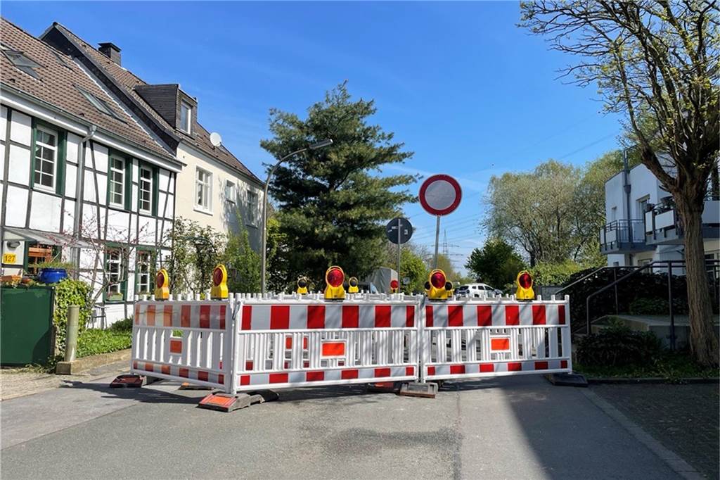 In der Straße In der Oeverscheidt in Oespel tat sich am Dienstag plötzlich ein Loch auf. Die Stadt Dortmund sperrte die Anwohnerstraße ab. Für Autos ist hier am Mittwoch kein Durchkommen mehr. 
