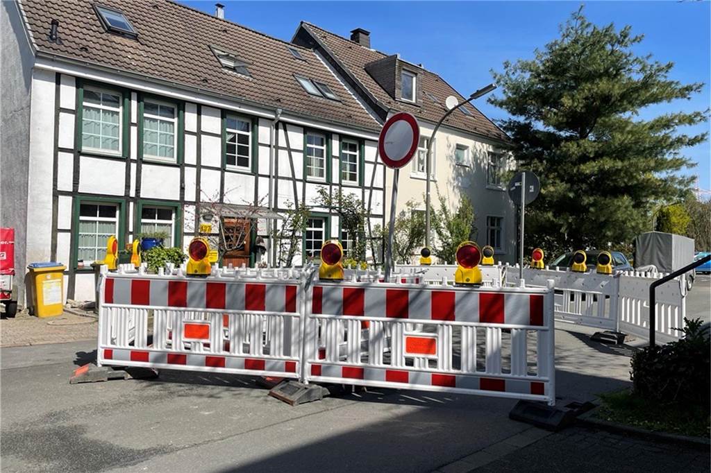 In der Straße In der Oeverscheidt in Oespel tat sich am Dienstag plötzlich ein Loch auf. Die Stadt Dortmund sperrte die Anwohnerstraße ab. Für Autos ist hier am Mittwoch kein Durchkommen mehr. 
