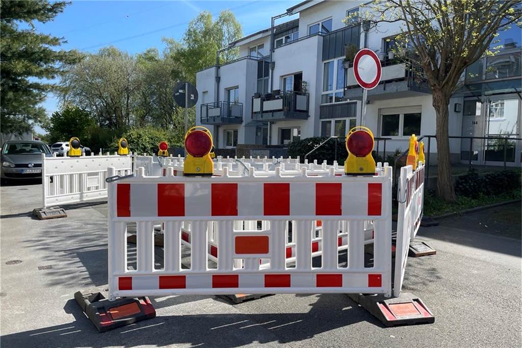 In der Straße In der Oeverscheidt in Oespel tat sich am Dienstag plötzlich ein Loch auf. Die Stadt Dortmund sperrte die Anwohnerstraße ab. Für Autos ist hier am Mittwoch kein Durchkommen mehr. 