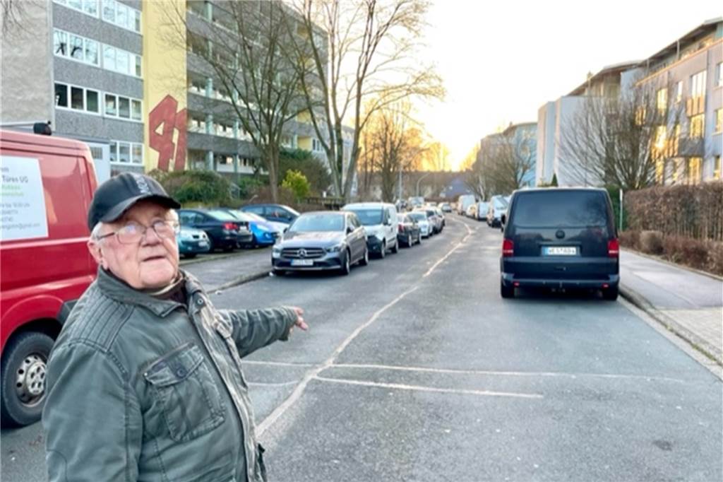 Weil Autos jetzt korrekt parken, kommt der Linienbus nicht mehr durch In der Straße Silberhecke kommt vorerst kein Bus mehr.