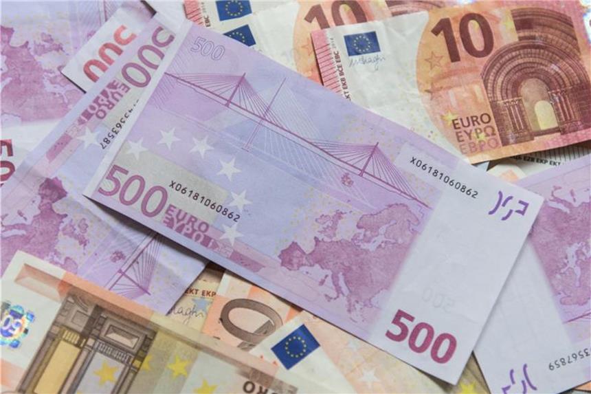 Sparquote steigt erstmals seit Jahren wieder über 10 Prozent In der Summe erwartet die DZ Bank 2018 einen Anstieg des privaten Geldvermögens auf gut 6,3 Billionen Euro. Foto: Patrick Seeger