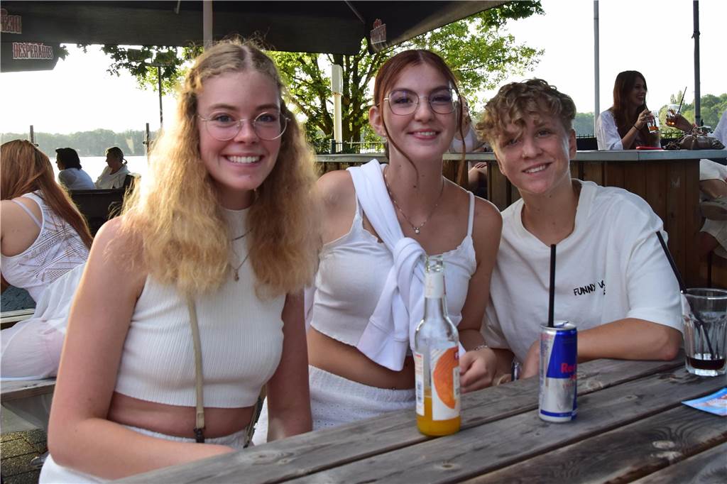 In der Sunset Beach Bar am Halterner Stausee hat die White Party viele Leute angezogen.