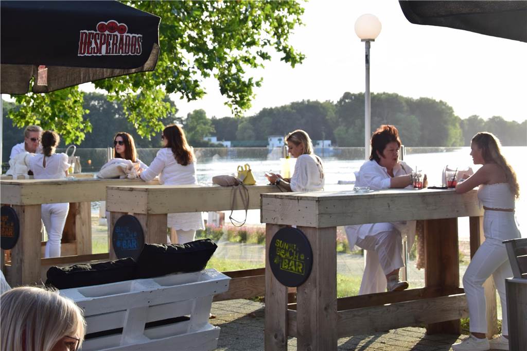 In der Sunset Beach Bar am Halterner Stausee hat die White Party viele Leute angezogen.