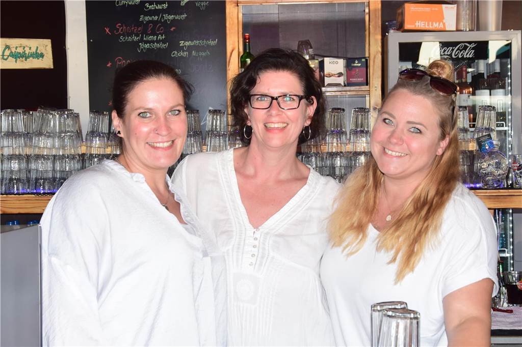 In der Sunset Beach Bar am Halterner Stausee hat die White Party viele Leute angezogen.