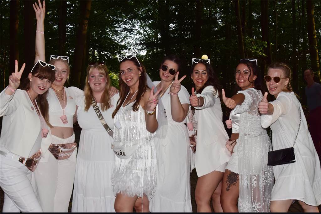 In der Sunset Beach Bar am Halterner Stausee hat die White Party viele Leute angezogen.