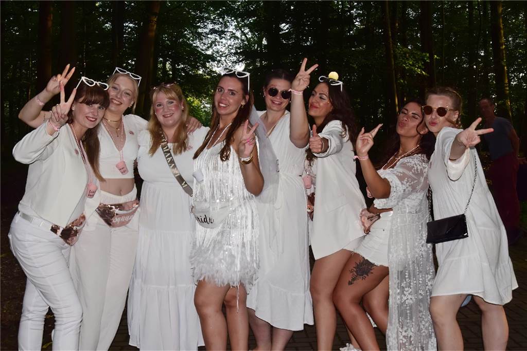 In der Sunset Beach Bar am Halterner Stausee hat die White Party viele Leute angezogen.