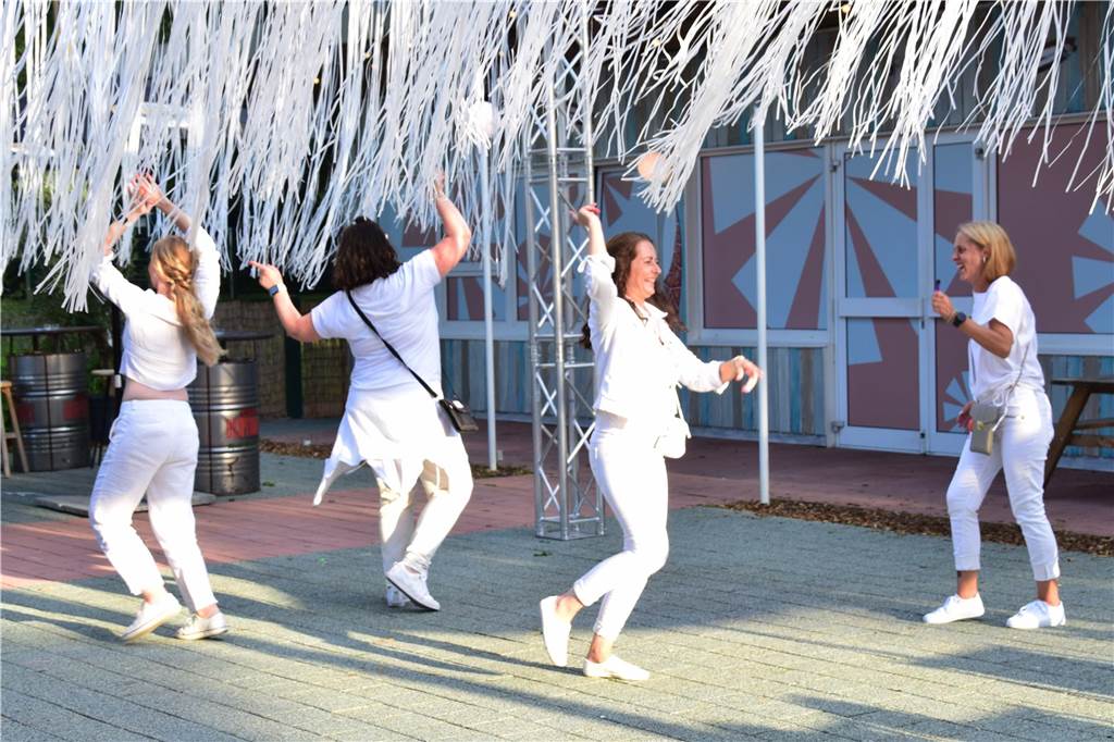 In der Sunset Beach Bar am Halterner Stausee hat die White Party viele Leute angezogen.
