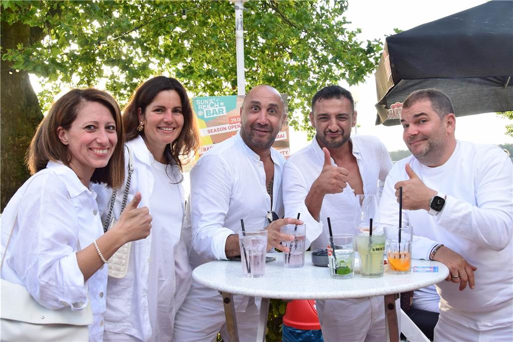 In der Sunset Beach Bar am Halterner Stausee hat die White Party viele Leute angezogen.