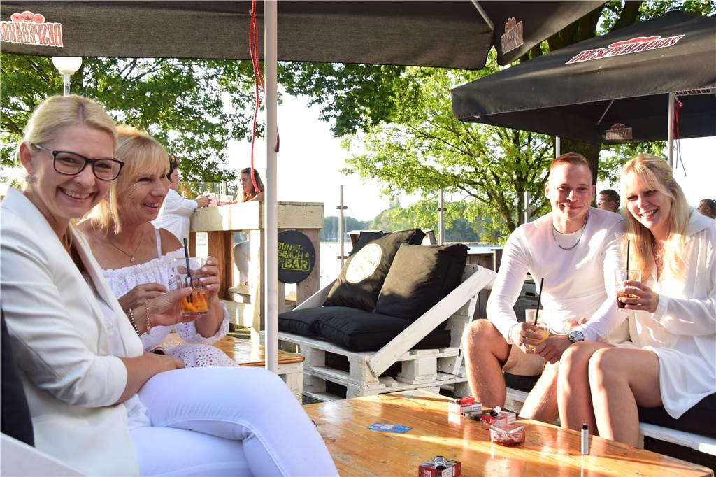 In der Sunset Beach Bar am Halterner Stausee hat die White Party viele Leute angezogen.