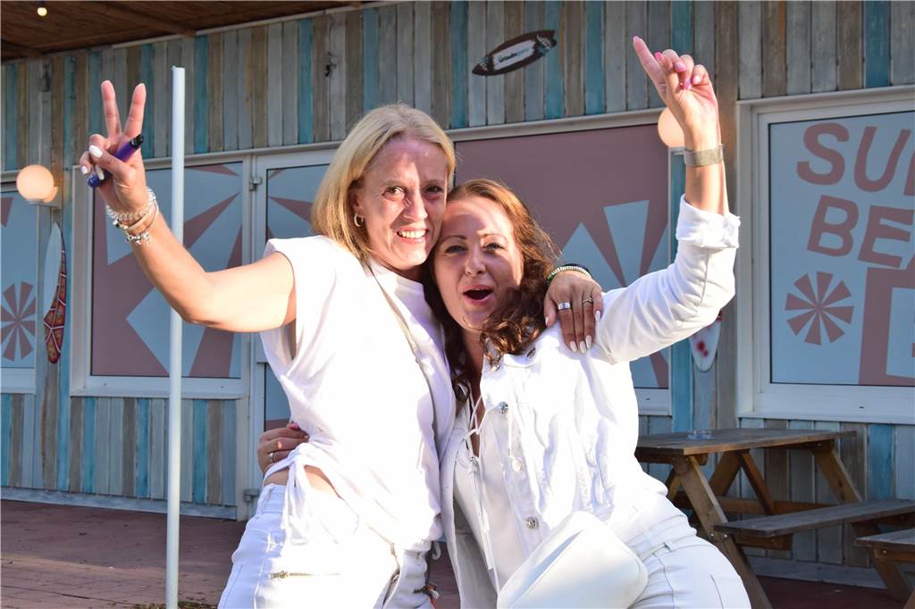 In der Sunset Beach Bar am Halterner Stausee hat die White Party viele Leute angezogen.
