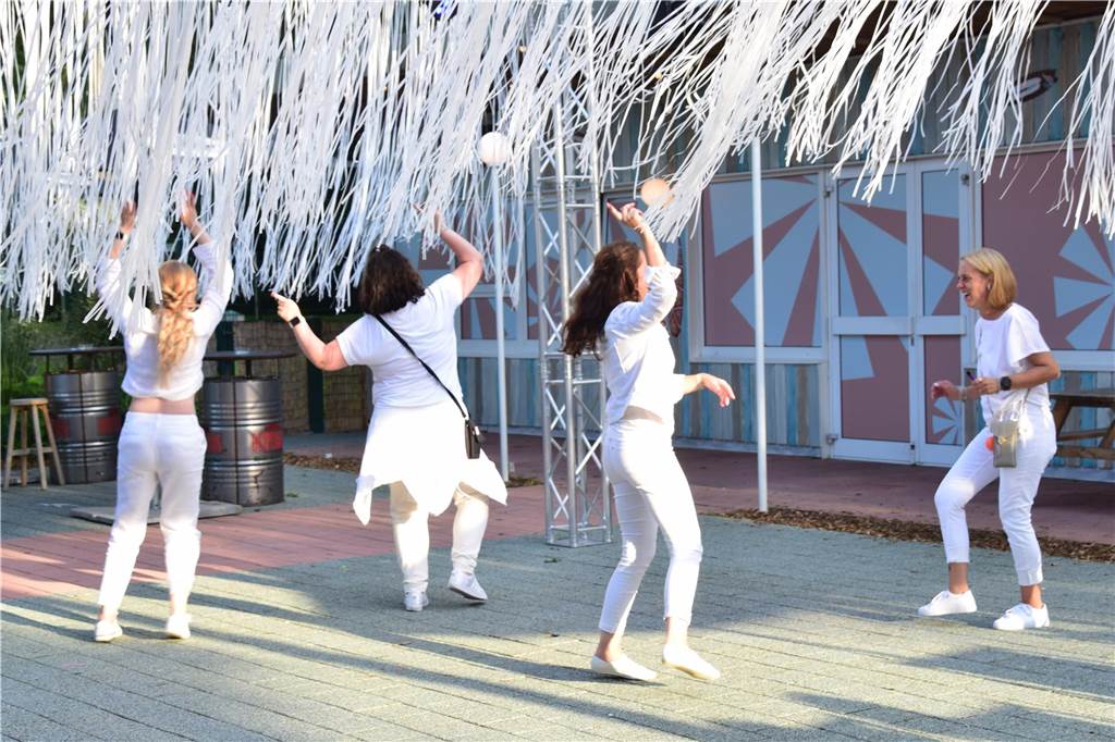 In der Sunset Beach Bar am Halterner Stausee hat die White Party viele Leute angezogen.