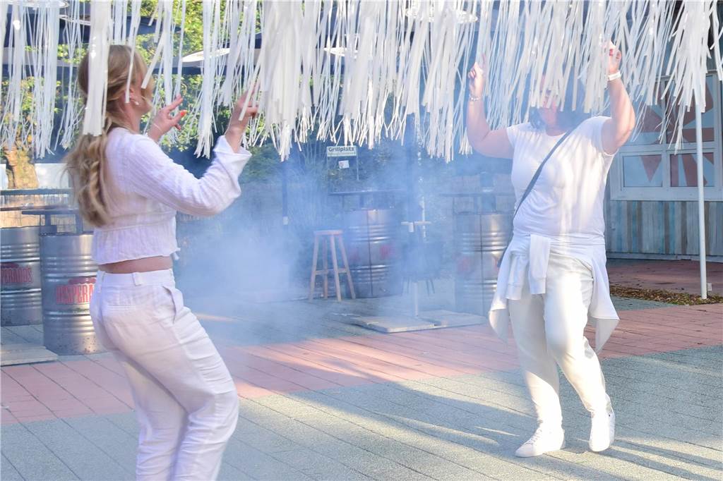 In der Sunset Beach Bar am Halterner Stausee hat die White Party viele Leute angezogen.