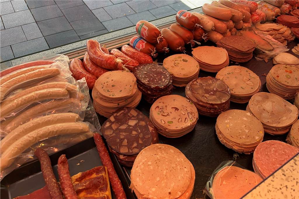 Markthändler Ralf Thewes (52) setzt auf regionales Schweinefleisch Ein Blick in die Theke der Fleischerei Bork. Wurstscheiben und verschiedene Würstchen liegen zum Verkauf.