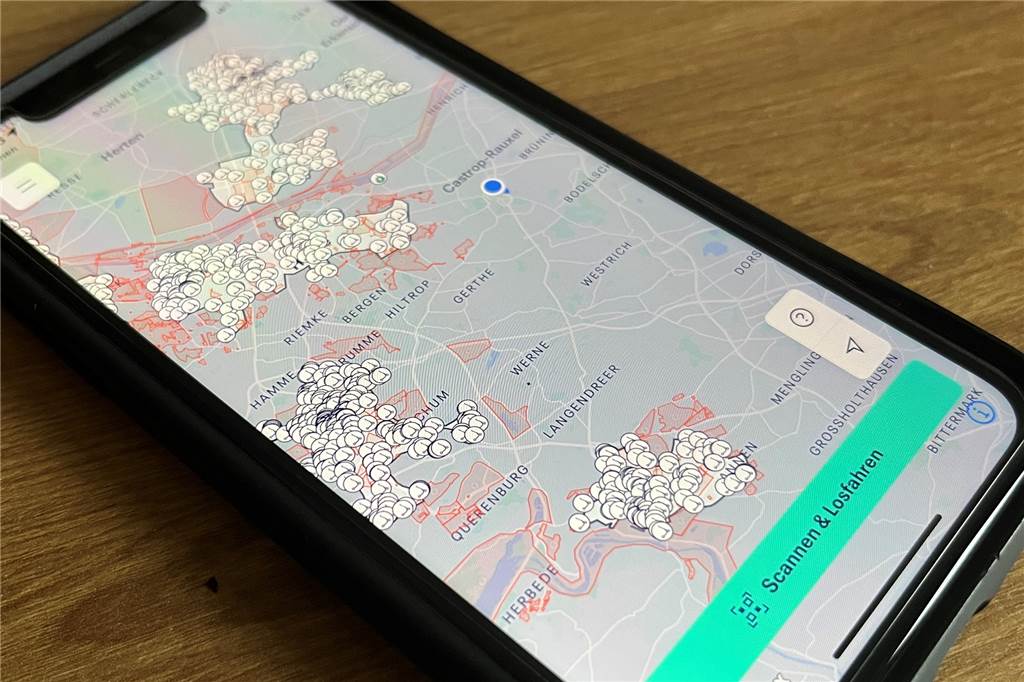 Sind sie alle weg? Über das plötzliche Verschwinden der E-Scooter Die Karte in der Tier-App. Während in Castrop-Rauxel keine Roller-Icons mehr zu sehen sind, werden in vielen Städten noch Scooter angezeigt.