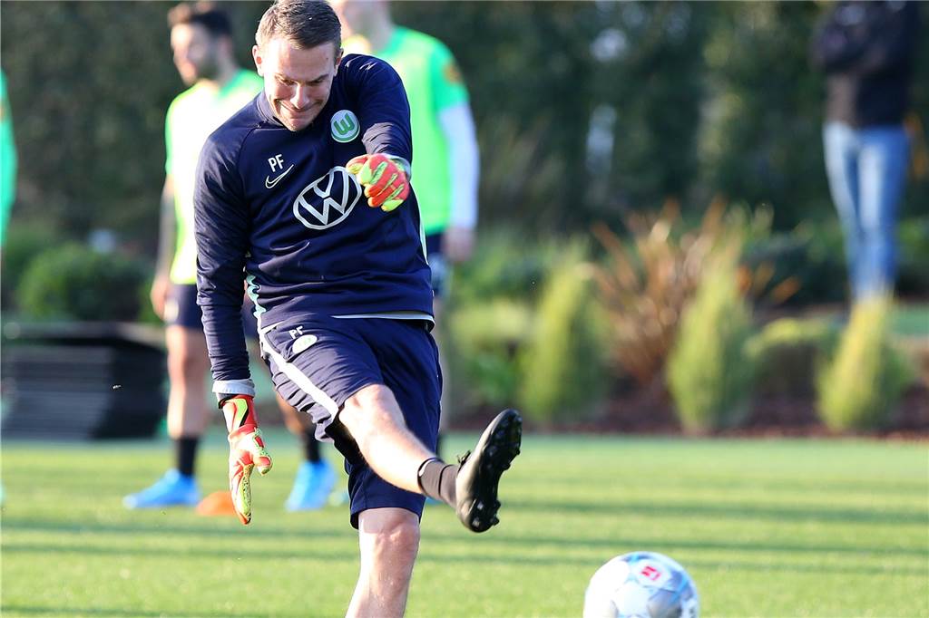 Torwarttrainer Pascal Formann vom VfL Wolfsburg: „Das Ziel ist Europa!“ In der Trainingsgruppe von Pascal Formann befinden sich unterschiedliche Torwart-Typen.