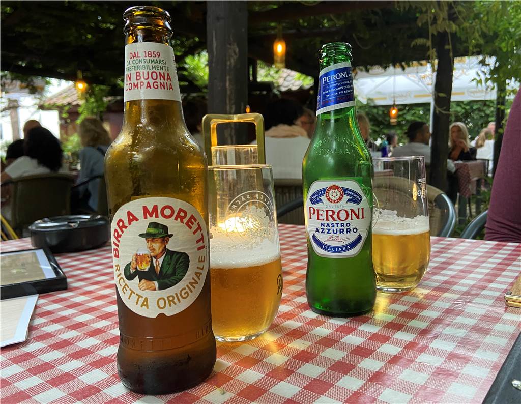 Die Trattoria Puglia im Biergarten-Check: Ein kleines Stück Italien In der Trattoria Puglia gibt es klassische deutsche Biere, aber auch italienische Biere stehen auf der Karte, die gekühlt gut schmecken.