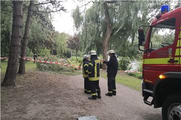 In der trockenen Jahreszeit kommt es in den Wäldern vermehrt zum sogenannten "Sommerbruch". Den Bereich im Stadtpark sperrte die Feuerwehr am Samstag großräumig ab.