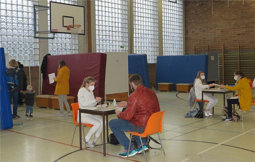 Hat gar nicht wehgetan: Die ersten 190 Lehrer aus Dorsten geimpft In der Turnhalle der von-Ketteler-Schule wurden am Freitag 190 Lehrer von einem Schermbecker Impfteam geimpft.