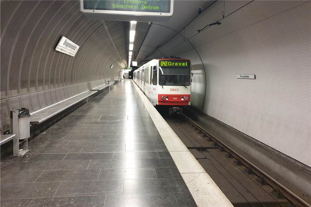 Angriff in der U42: Zeuge rief vergeblich über Sprechanlange Hilfe In der U-42 kam es zur Gewalt.