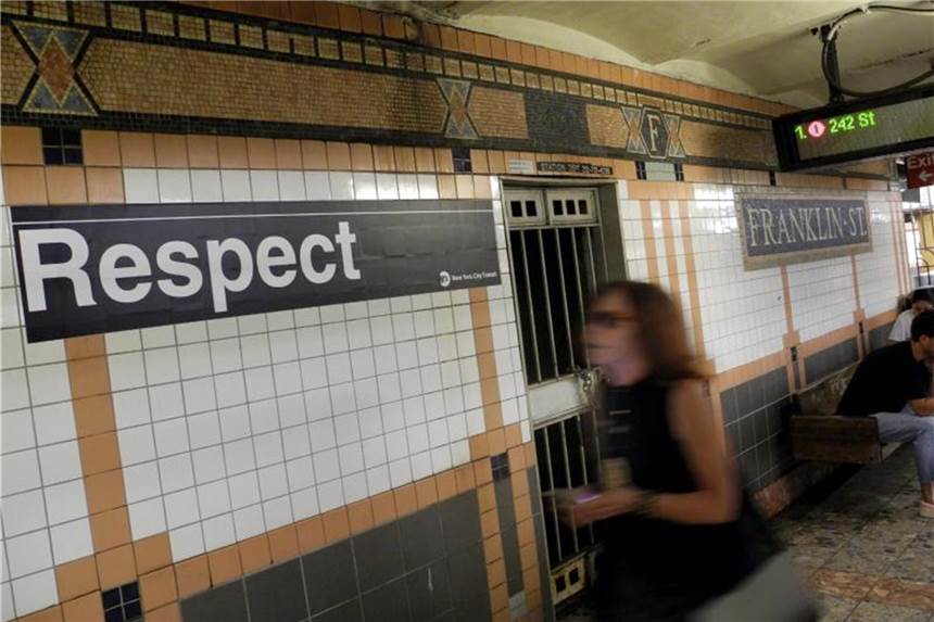 New Yorker U-Bahn zollt Aretha Franklin „Respect“ In der U-Bahnstation „Franklin Street“ wird Aretha Franklin geehrt. Foto: Johannes Schmitt-Tegge