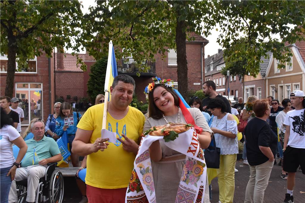 Vreden in Blau und Gelb: Mehr als 100 Ukrainer feiern ihre Unabhängigkeit In der Ukrainer tragen die meisten Menschen am Nationalfeiertag traditionelle Kleidung. In Vreden wählten die meisten blau und gelb.