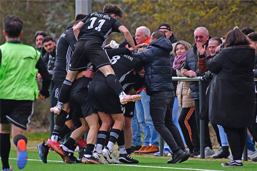 Eintracht Werne jubelt nach einem Treffer. 