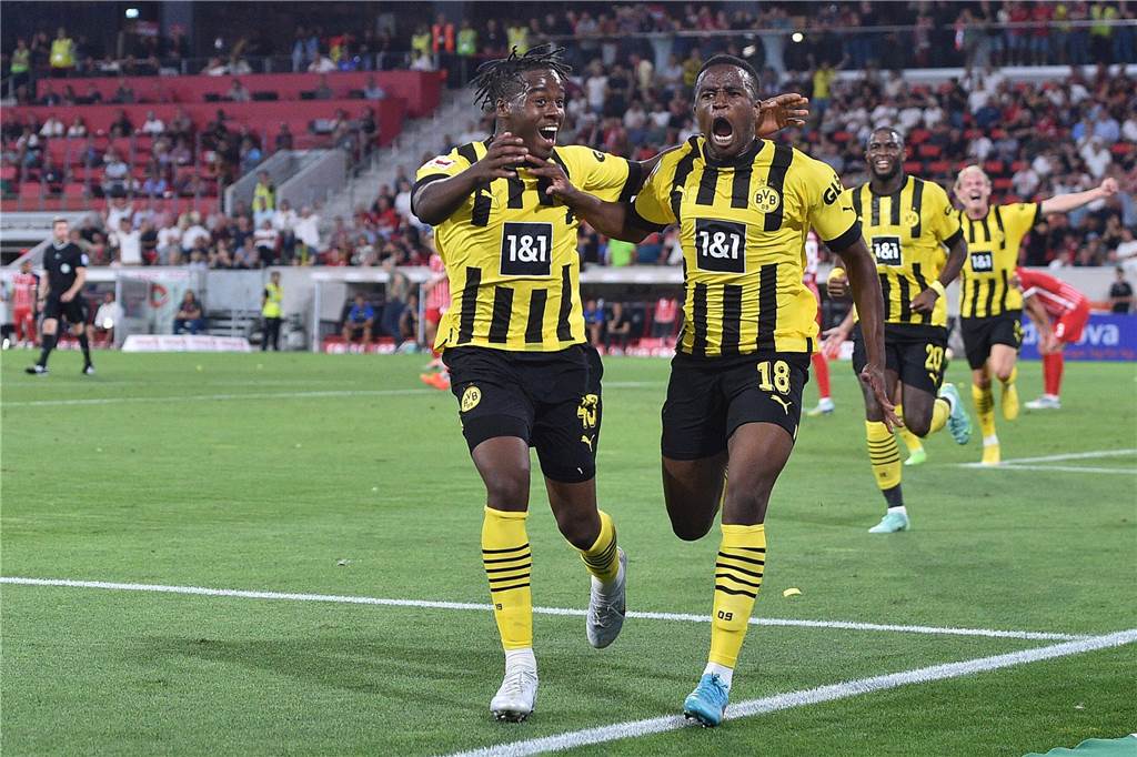Der BVB ist zu Gast beim SC Freiburg: So verfolgen Sie das Spiel live im TV Youssoufa Moukoko und Jamie Bynoe-Gittens jubeln.