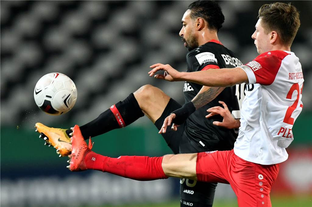 Sandro Plechaty und der Traum von Liga drei: „Wollen das Vorjahr noch einmal toppen“ In der vergangenen Saison warfen Sandro Plechaty (r.) und Rot-Weiss Essen unter anderem auch Bayer Leverkusen (hier Karim Bellarabi) aus dem DFB-Pokal.