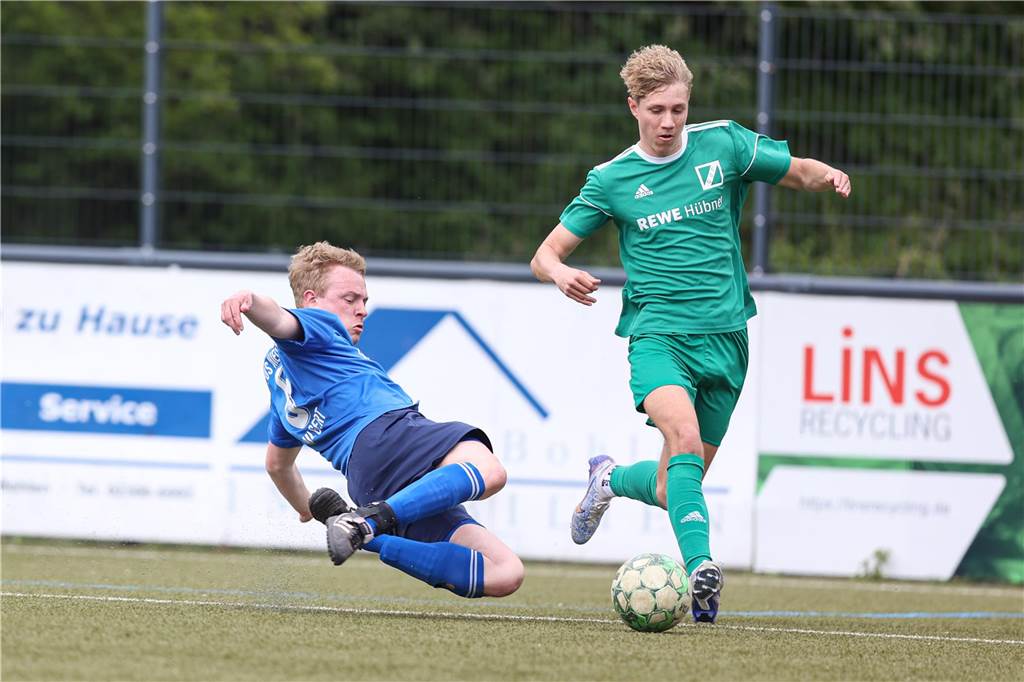 Conner Schönfelder über die ersten Monate beim Lüner SV Conner Schönfelder treibt den Ball übers Spielfeld, Mark Hilgert rauscht mit Fluggrätsche an.
