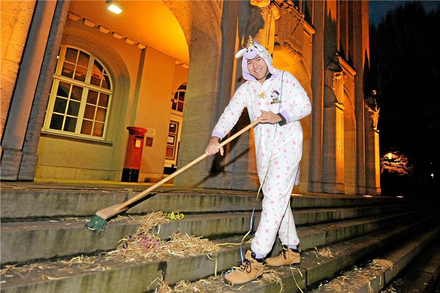 Bilderserie „Wir sind Schwerte“ – Album 486 In der vergangenen Woche wurde Manuel Vehring Opfer einer Tradition, die ihren Ursprung in Bremen hat und sich langsam in ganz Deutschland verbreitet: das Treppenfegen. In Bremen müssen Männer, die noch Junggesellen sind, an ihrem 30. Geburtstag die Treppen am Bremer Dom fegen. In Ermangelung eines Domes wählten Manuel Vehrings Freunde die Schwerter Rathaustreppe. Heiratspläne hat Manuel Vehring immer noch nicht, aber wer weiß, vielleicht irgendwann. Foto: Manuela Schwerte