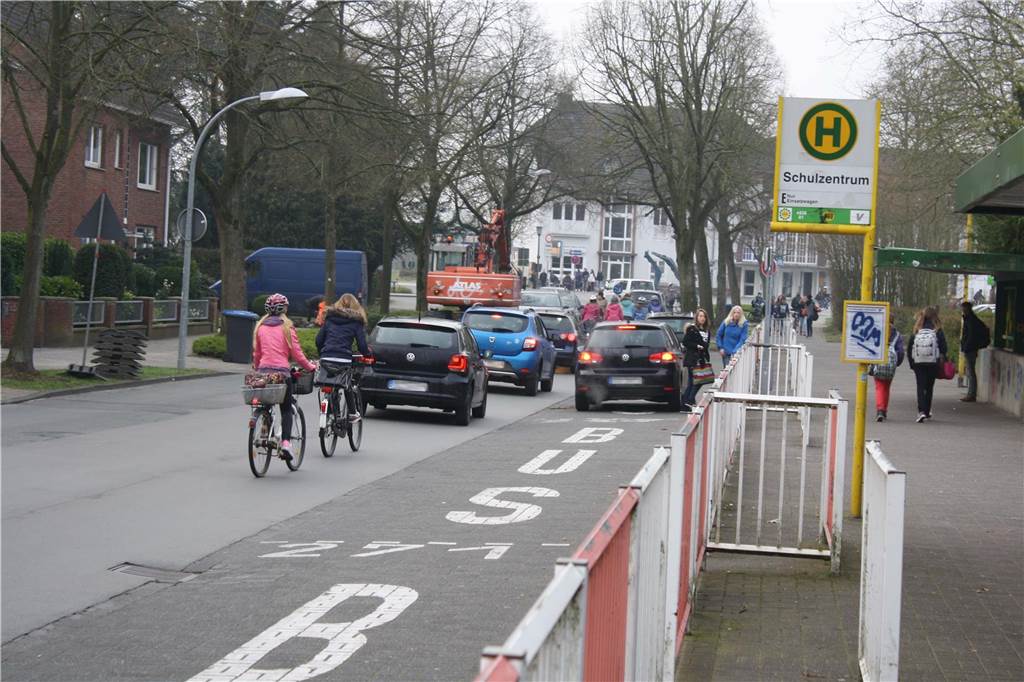 Die Busse der Vestischen fahren wegen Streik am Freitag nicht Autos vor dem Schulzentrum