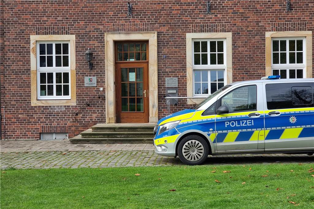 Virtueller Missbrauch von Kindern: Heeker begeht verstörende Taten Ein Polizeiauto steht vor dem Amtsgericht Ahaus