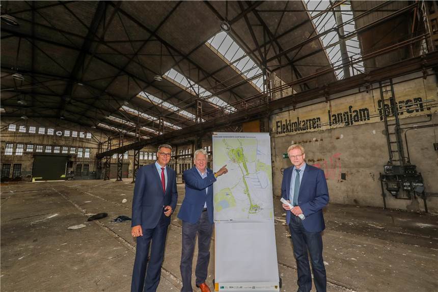 In der verlassenen Industriehalle „Emscherschlösschen“ stellten Wirtschaftsförderungs-Chef Thomas Westphal, Oberbürgermeister Ullrich Sierau und Planungsdezernent Ludger Wilde (v.l.) den Rahmenplan für die IGA 2027 vor.
