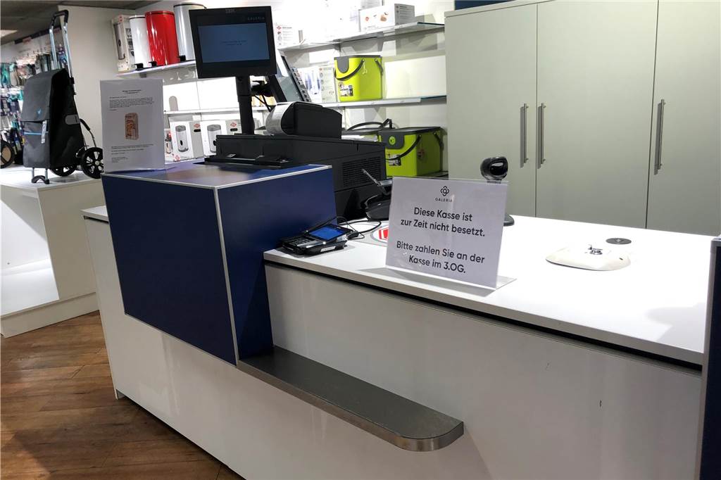 In der vierten Etage des Karstadt-Hauses in Dortmund kann man viel kaufen, aber nichts bezahlen. Die Kasse blieb hier am Mittwochmittag geschlossen - mit Verweis auf die Kasse im dritten Obergeschoss.