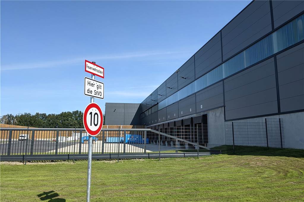 „Modernstes Lager Europas“ für Online-Handel entsteht in Dorsten In der vorderen Halle an der Hoeschstraße in Hervest siedelt sich das holländische Logistik-Unternehmen "Active Ants" an, im hinteren Gebäudetrakt errichtet die Logistik-Firma "IR Logistics" ein Zentrallager für Farben und Lacke.
