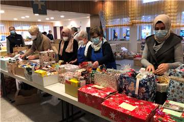 In der Vorweihnachtszeit sichtet das Tafelteam die Weihnachtspäckchen, die Bürger für die Tafelkunden gepackt haben.