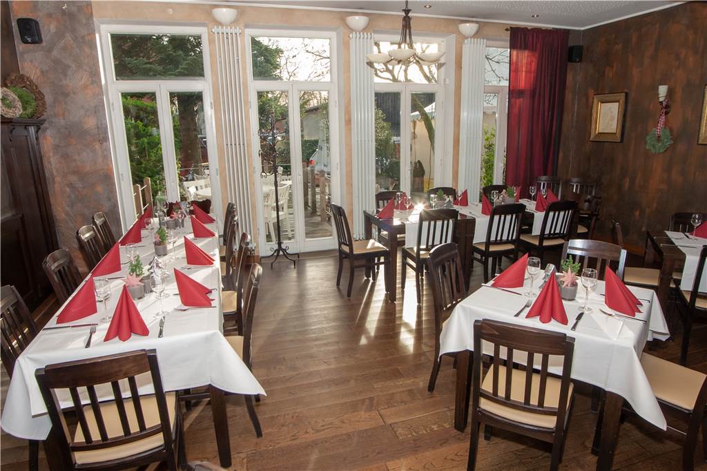 Wer Drebber‘s kennenlernen will, sollte seinen Besuch verschieben In der Vorweihnachtszeit werden oft auch lange Tische gedeckt. Im Sommer geht es durch die Türen in den Biergarten.