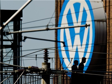 In der VW-Spitze gibt es künftig eine Obergrenze bei den Gehältern. Foto: Julian Stratenschulte