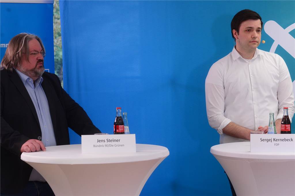 Mit Video: Landtagskandidat Sergej Kernebeck (FDP) zwischen Zahlen, Politik und Familie In der Wahlarena der Münsterland zeitung diskutierte Sergej Kernebeck (r.) mit den politischen Gegnern, zum Beispiel dem Grünen Jens Steiner (l.).