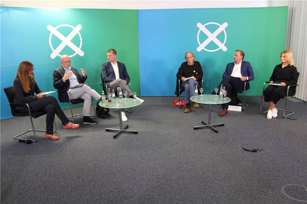 Stürmische Diskussion: Landtagskandidaten streiten über Windkraft, Wohnen und ÖPNV In der Wahlarena - moderiert von RN-Redaktionsleiterin Sylvia vom Hofe (l.) und RN-Volontärin Verena Schafflick - diskutierten die Kandidaten für den Wahlkreis Coesfeld II unter anderem über die Themen Energie, Mobilität, Bildung und Wohnen.