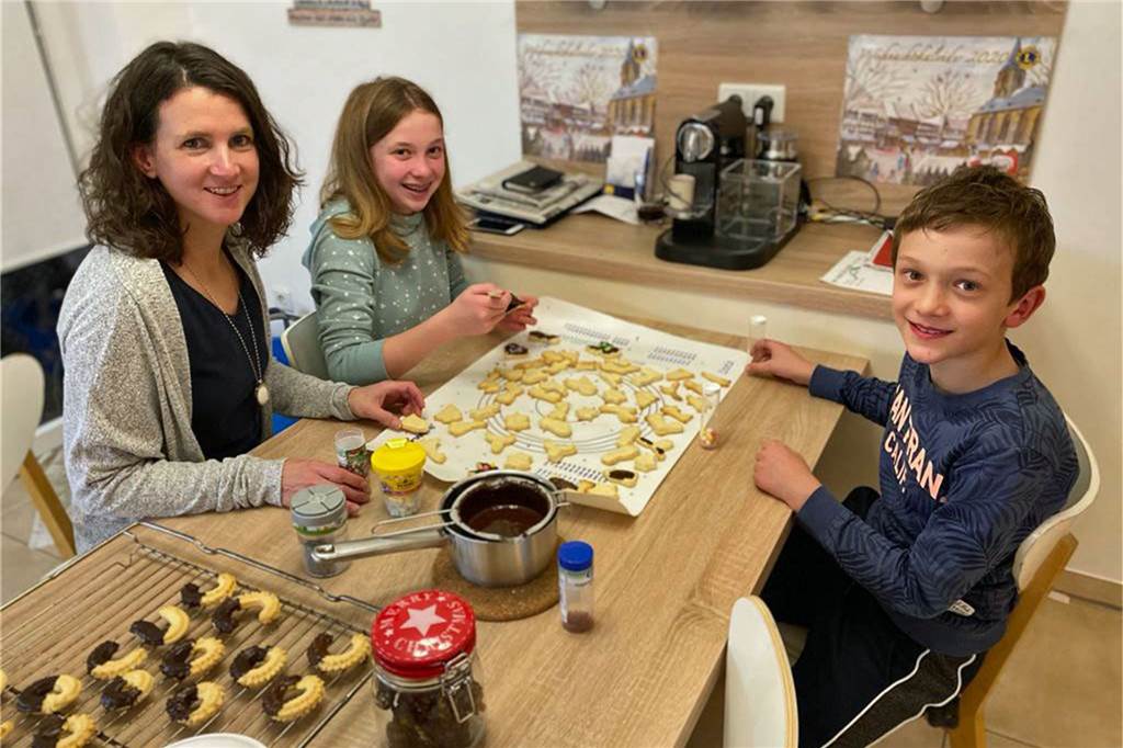 Bianca Christ: „Das Amt meines Mannes bringt auch Einschränkungen“ In der Weihnachtsbäckerei... Bianca Christ mit ihren Kindern Marei (12) und Simon (10). Es fehlt der 19-jährige Jonas.